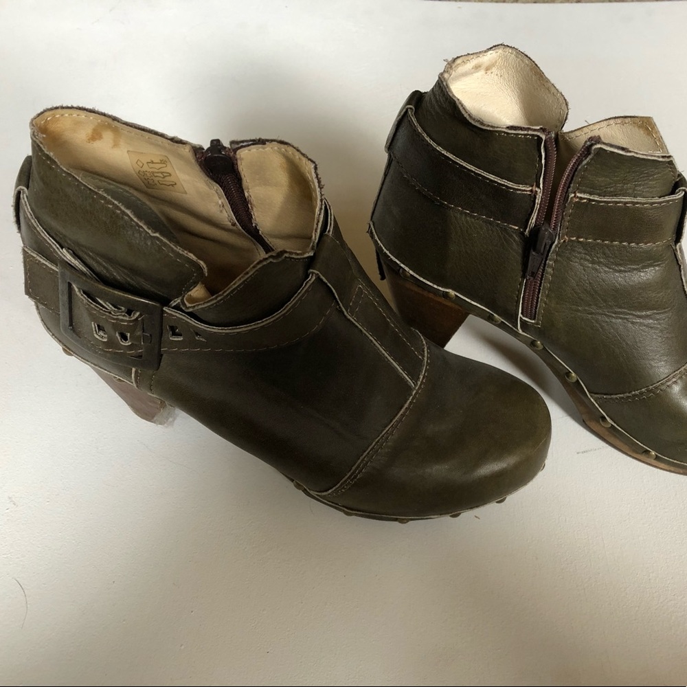 Sanita Owl boots in olive green size 39